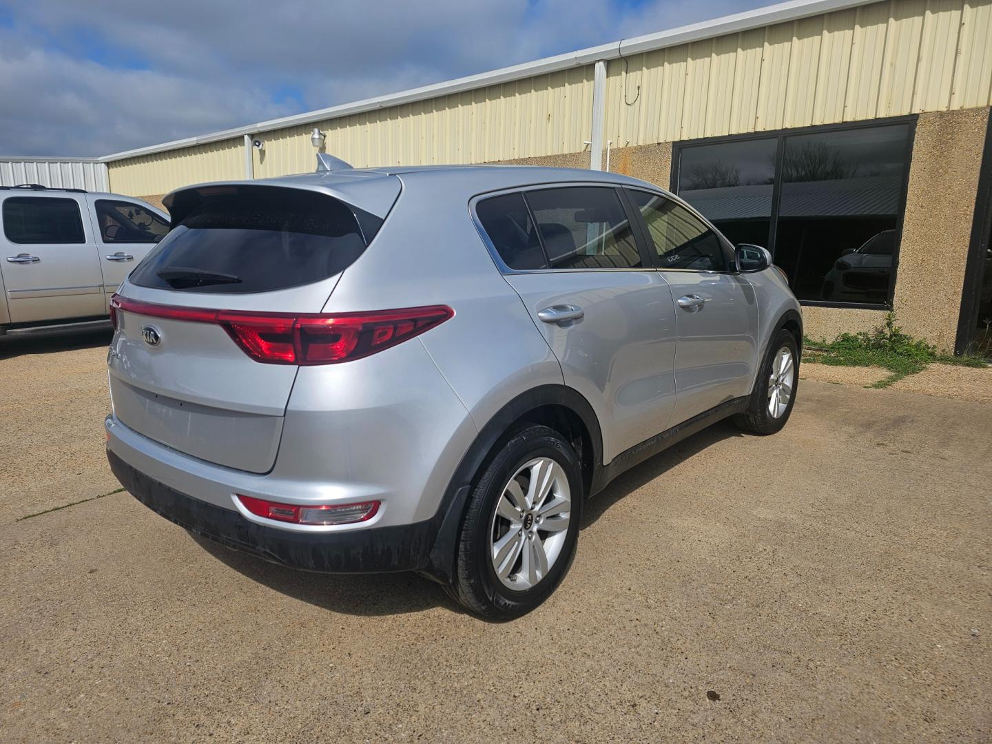 2018 SILVER Kia Sportage LX FWD (KNDPM3AC4J7) with an 2.4L V6 DOHC 24V engine, 6A transmission, located at 533 S Seven Points BLVD, Seven Points, TX, 75143, (430) 255-4030, 32.313999, -96.209351 - Photo#2